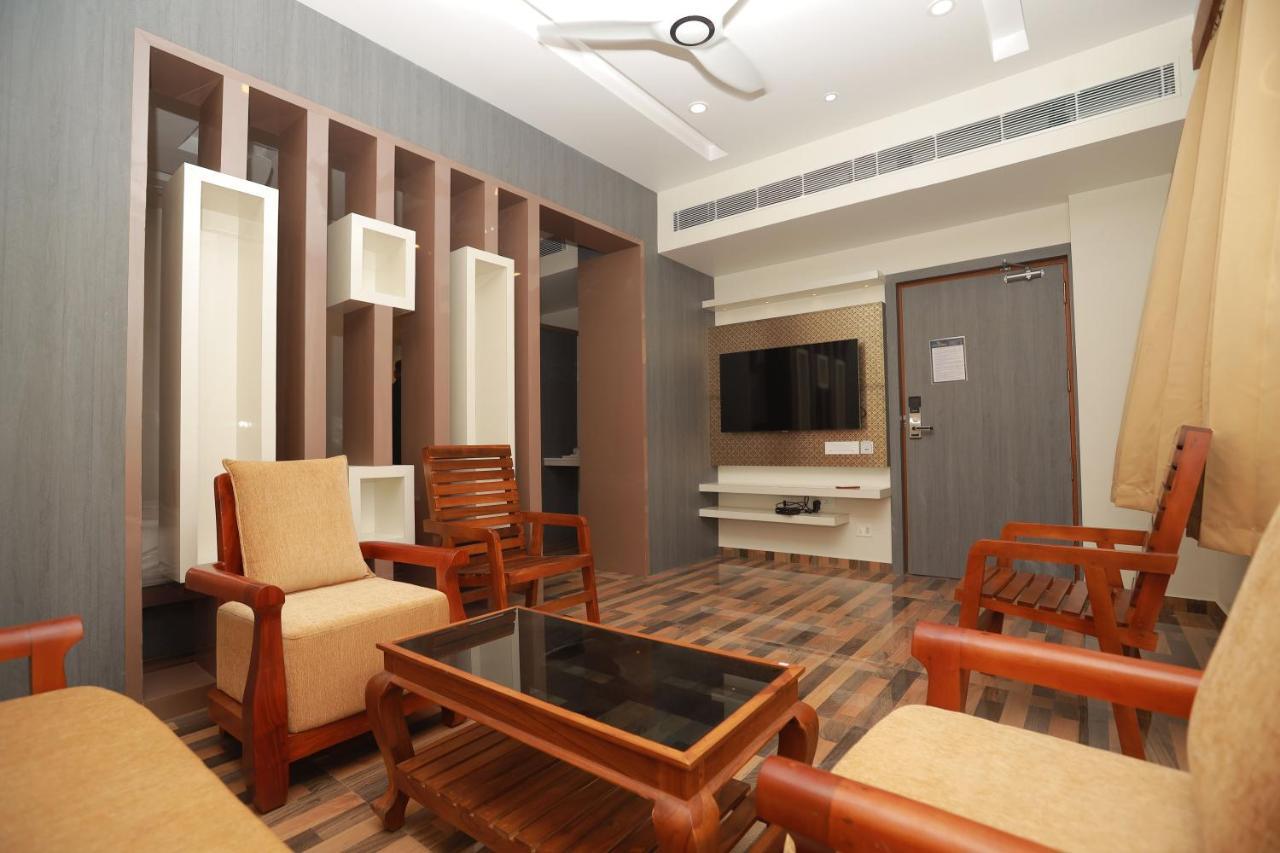 Готель Sree Bharat Residency Alandurai Екстер'єр фото