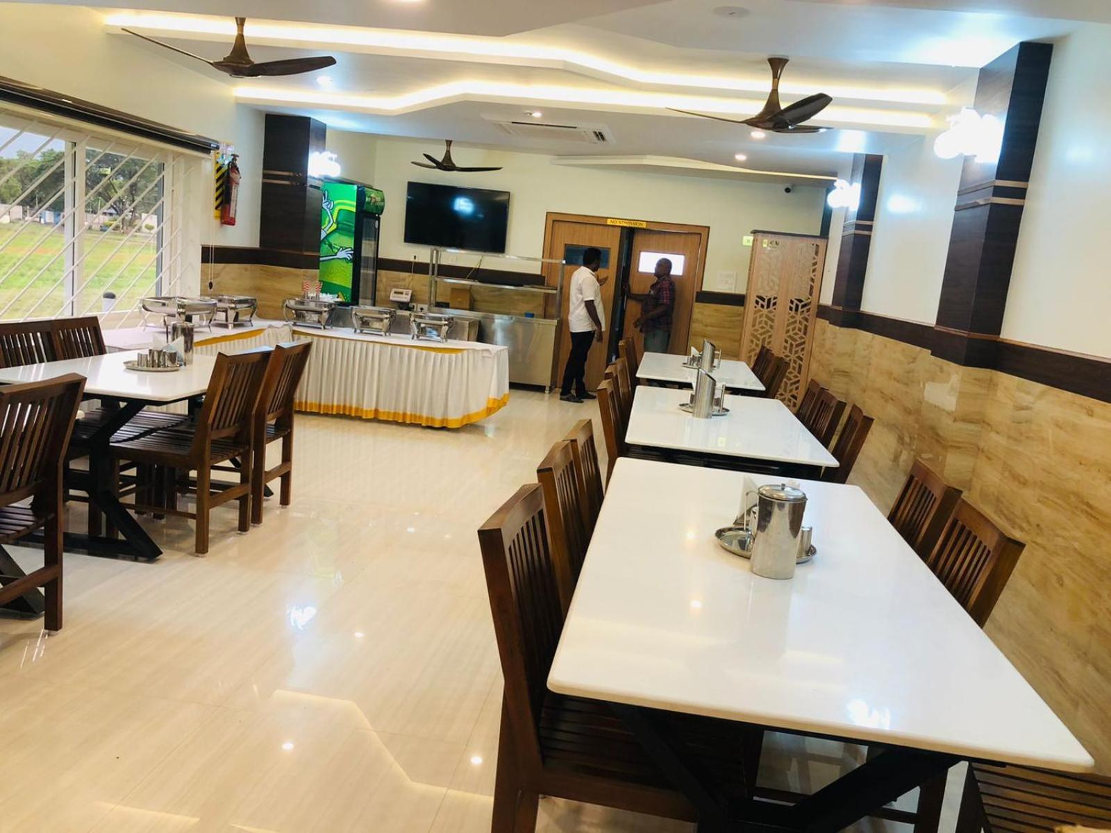 Готель Sree Bharat Residency Alandurai Екстер'єр фото