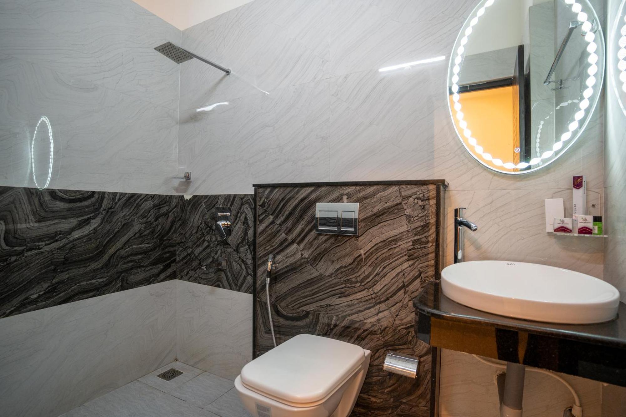 Готель Sree Bharat Residency Alandurai Екстер'єр фото