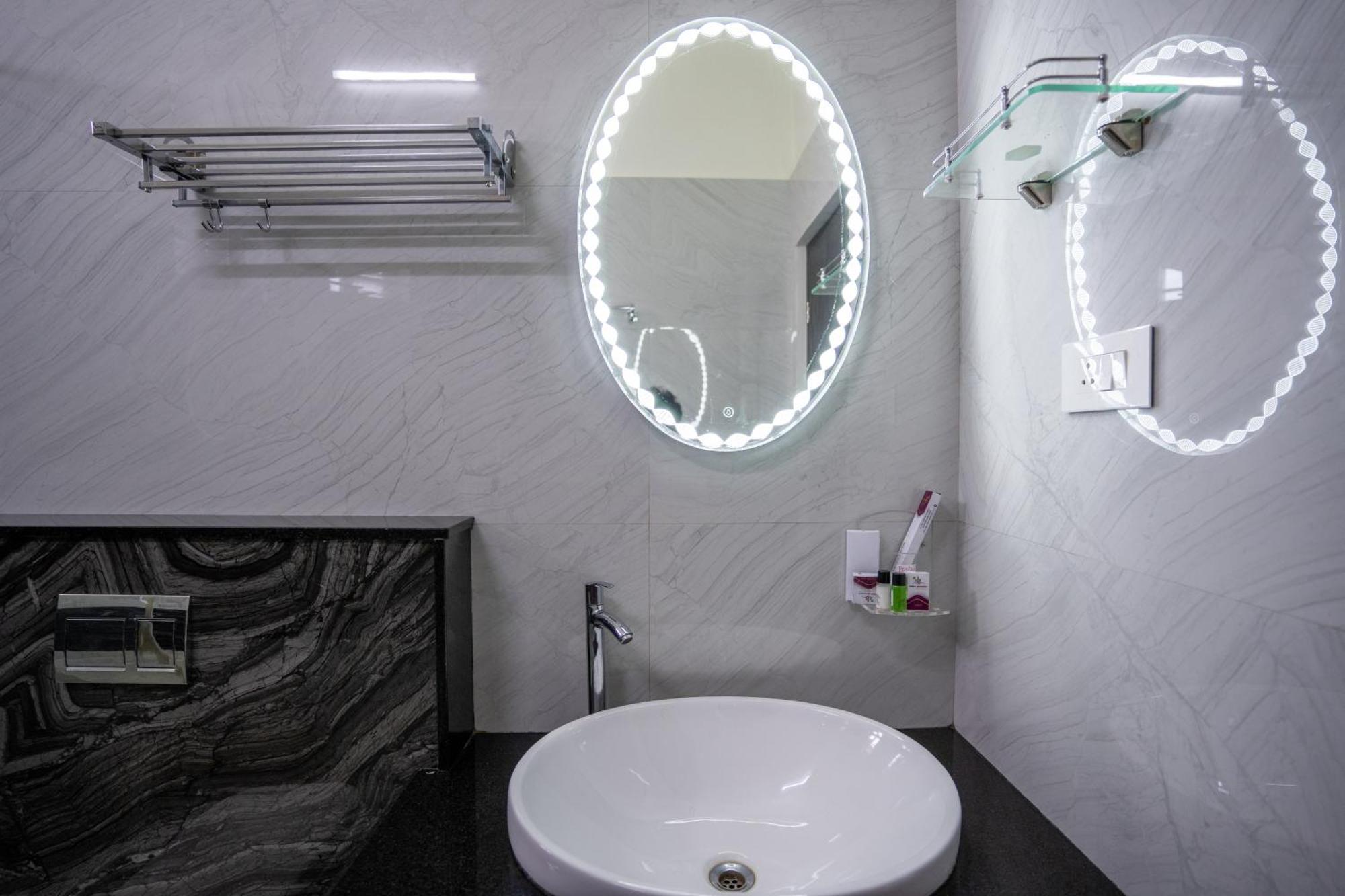 Готель Sree Bharat Residency Alandurai Екстер'єр фото