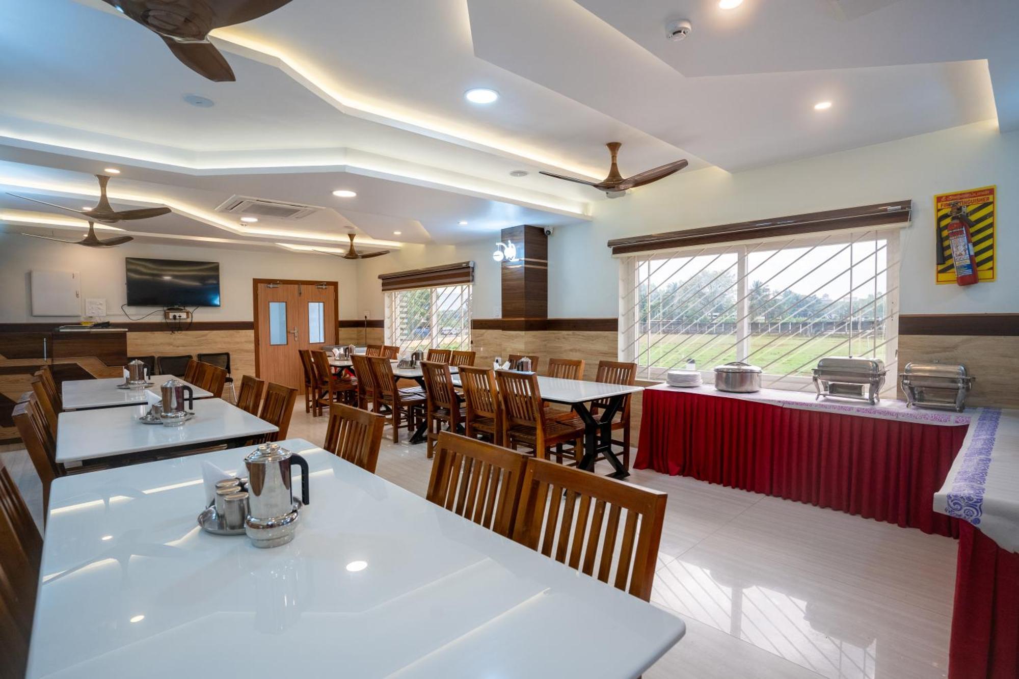 Готель Sree Bharat Residency Alandurai Екстер'єр фото