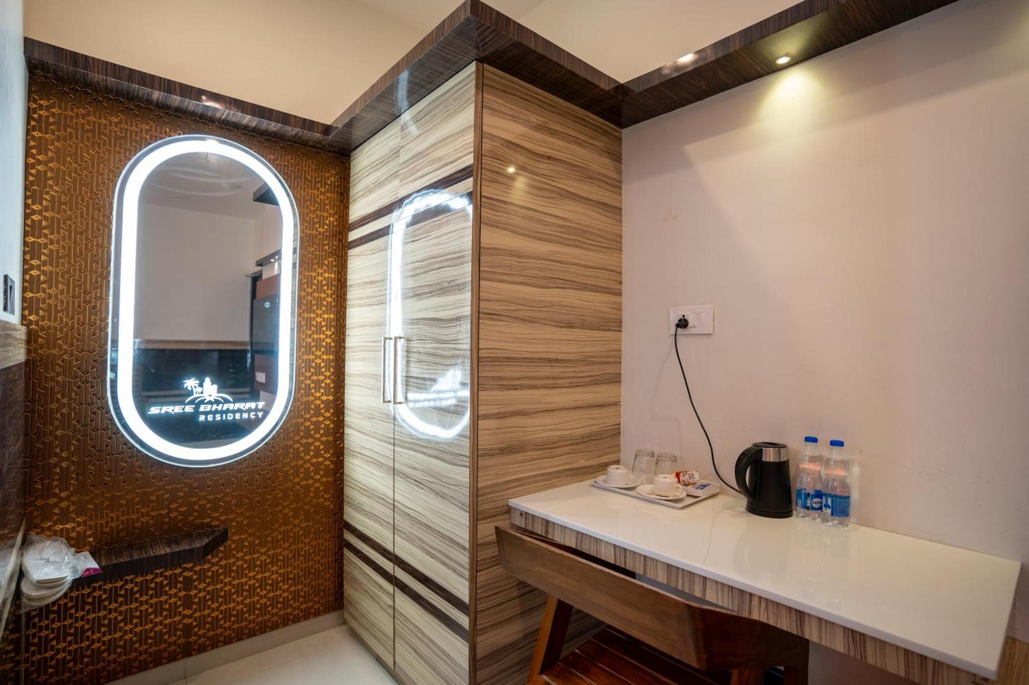 Готель Sree Bharat Residency Alandurai Екстер'єр фото