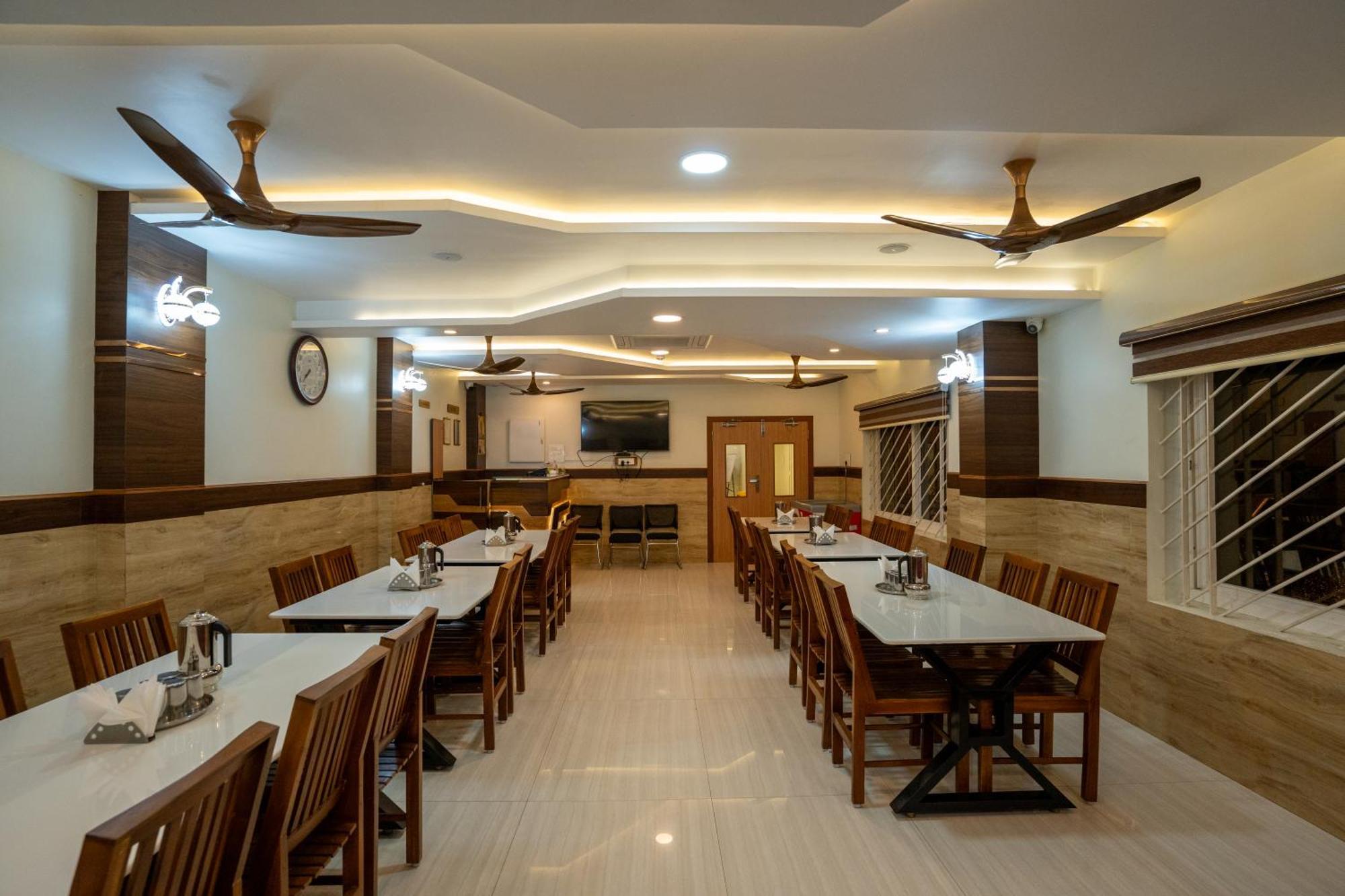 Готель Sree Bharat Residency Alandurai Екстер'єр фото